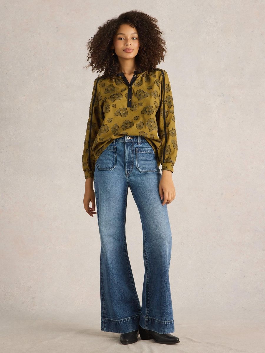 Ausgestellte Jeans mit aufgesetzten Taschen