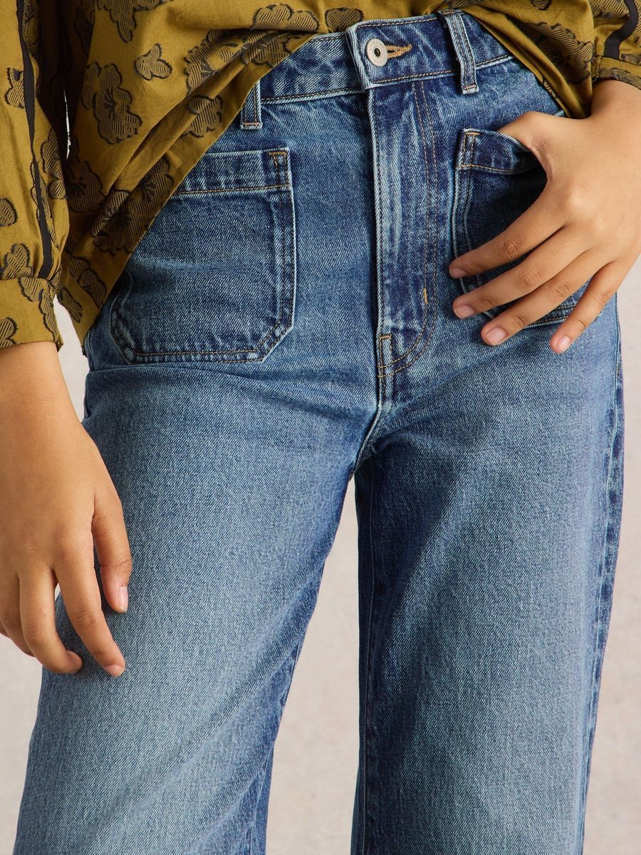 Ausgestellte Jeans mit aufgesetzten Taschen