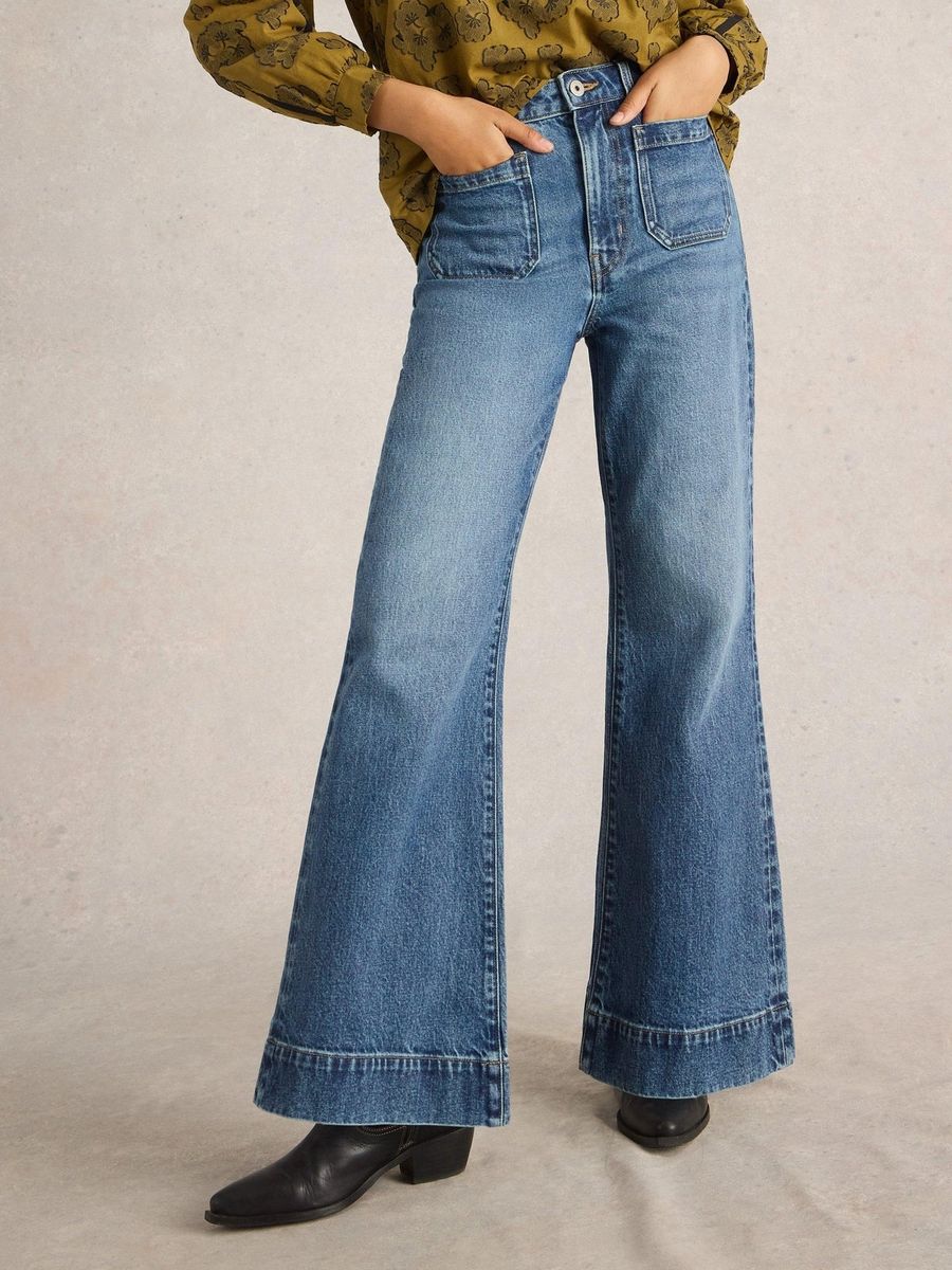 Ausgestellte Jeans mit aufgesetzten Taschen