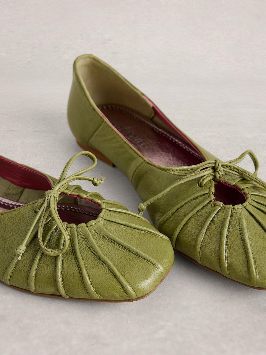 Raff-Ballerinas aus Leder mit Schleife