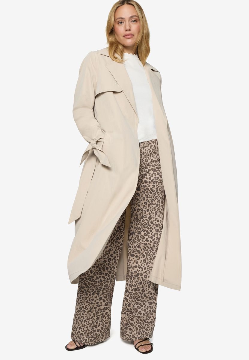 Fließender Trenchcoat mit Bindegürtel
