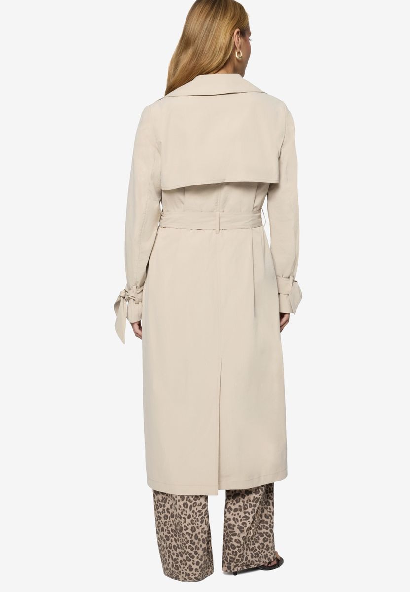 Fließender Trenchcoat mit Bindegürtel