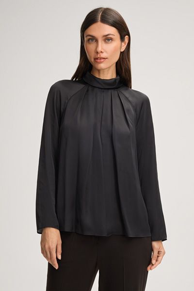 Plissierte Satinbluse mit Stehkragen