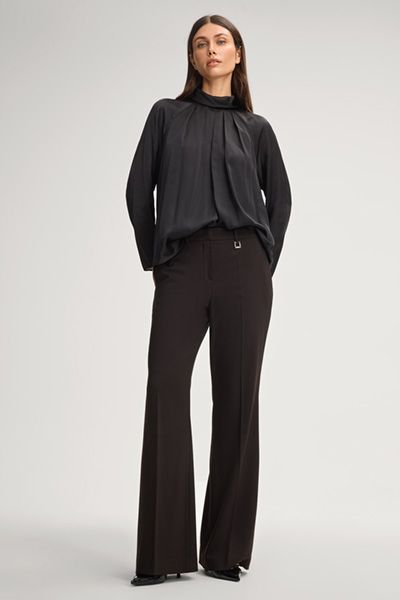 Plissierte Satinbluse mit Stehkragen