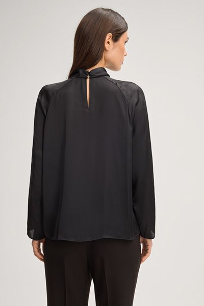 Plissierte Satinbluse mit Stehkragen