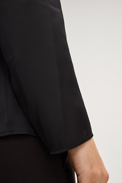 Plissierte Satinbluse mit Stehkragen