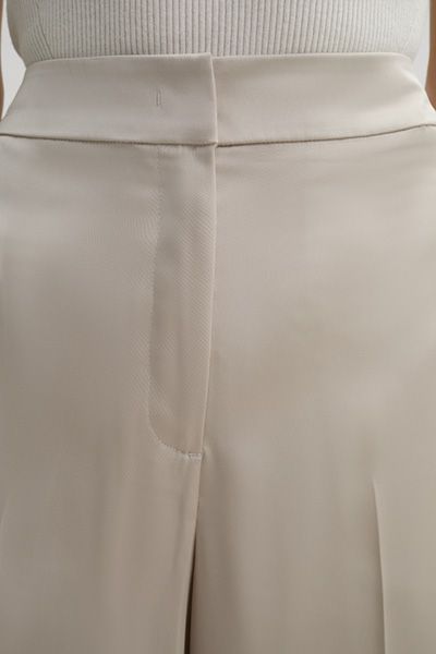 Elegante Satinhose mit weitem Bein