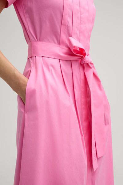 Modernes Midi-Hemdblusenkleid mit Plissee