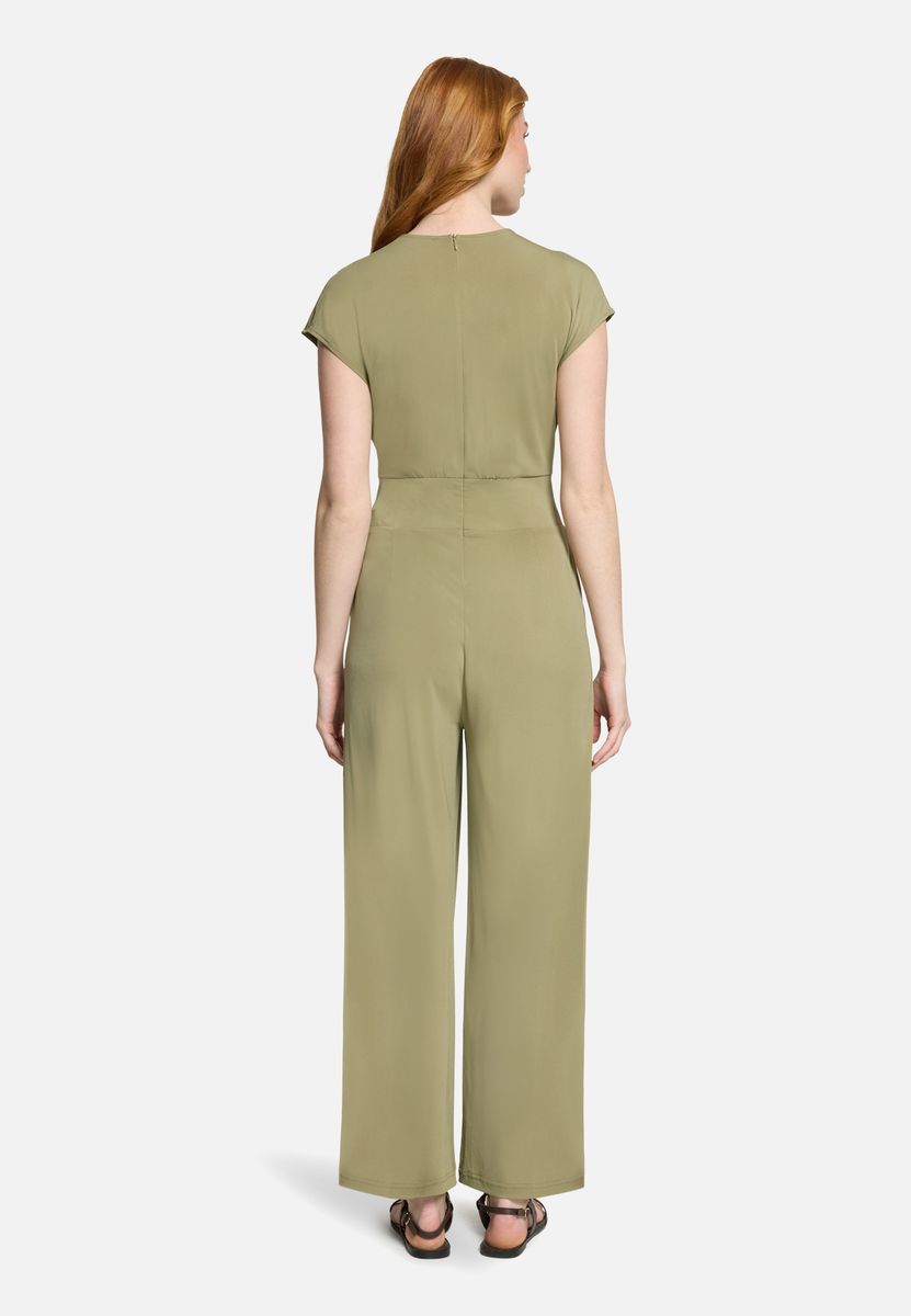 Weit geschnittener Jumpsuit mit Taillenraffung