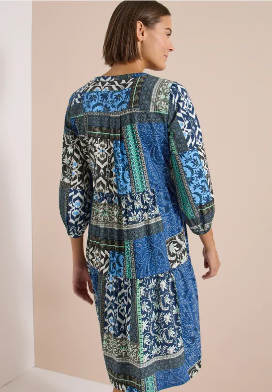 Gestuftes Seersucker-Kleid mit Patchwork-Print
