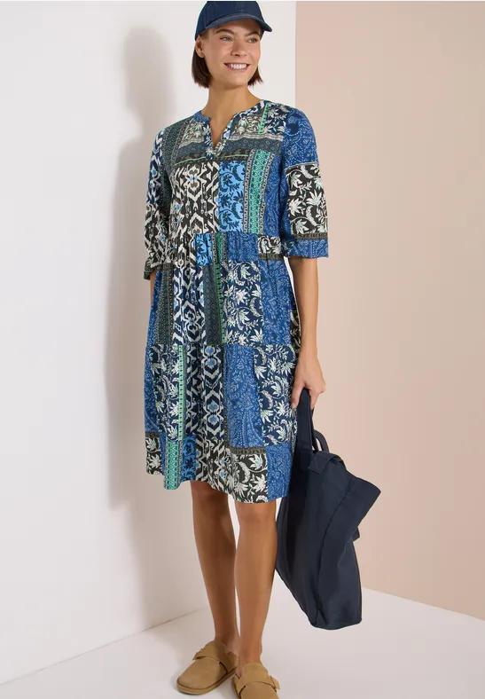 Gestuftes Seersucker-Kleid mit Patchwork-Print