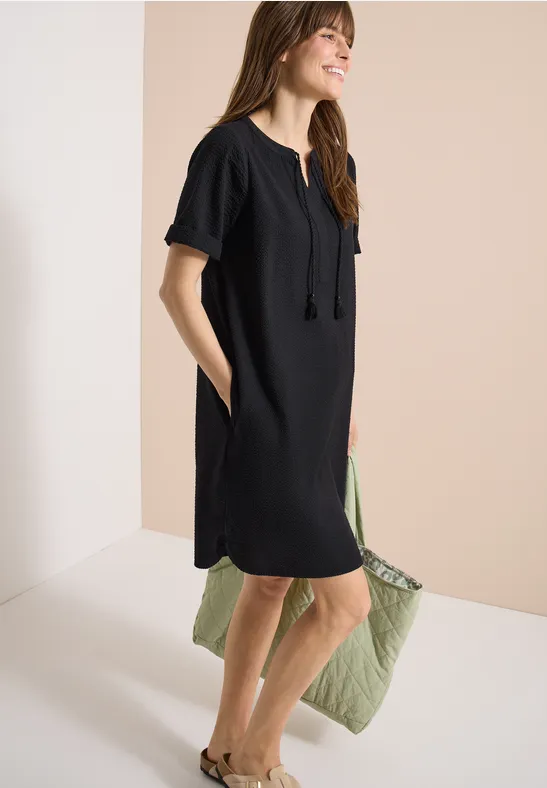 Lässiges Seersucker-Midi mit Split-Neck