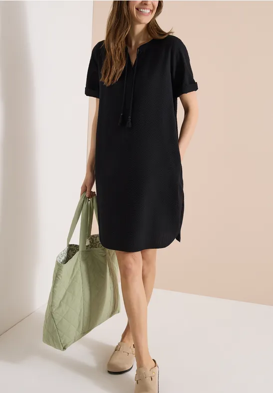 Lässiges Seersucker-Midi mit Split-Neck
