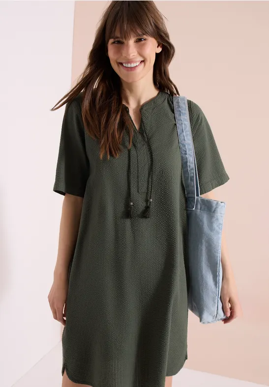 Lockeres Seersucker-Kleid mit Split-Neck