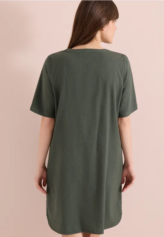 Lockeres Seersucker-Kleid mit Split-Neck