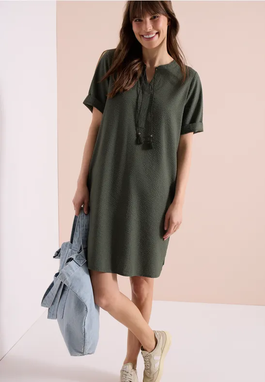 Lockeres Seersucker-Kleid mit Split-Neck