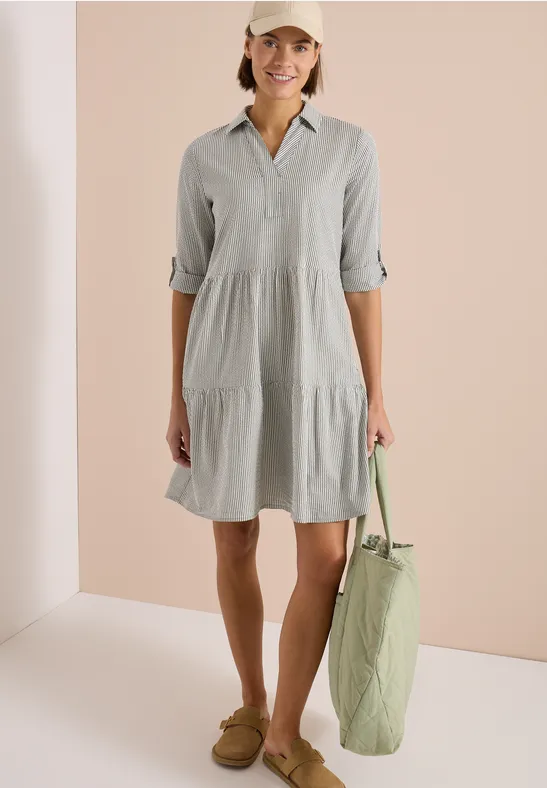 Gestreiftes Seersucker-Stufenkleid mit Hemdkragen