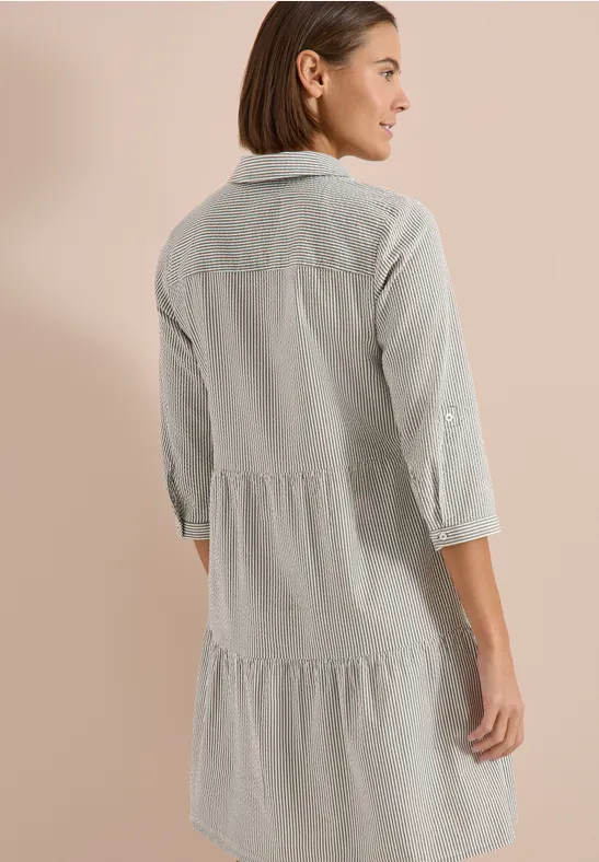 Gestreiftes Seersucker-Stufenkleid mit Hemdkragen