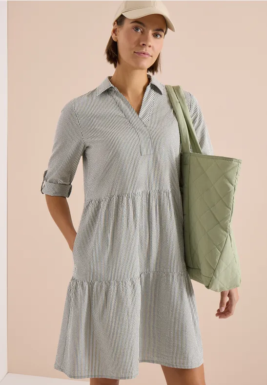 Gestreiftes Seersucker-Stufenkleid mit Hemdkragen