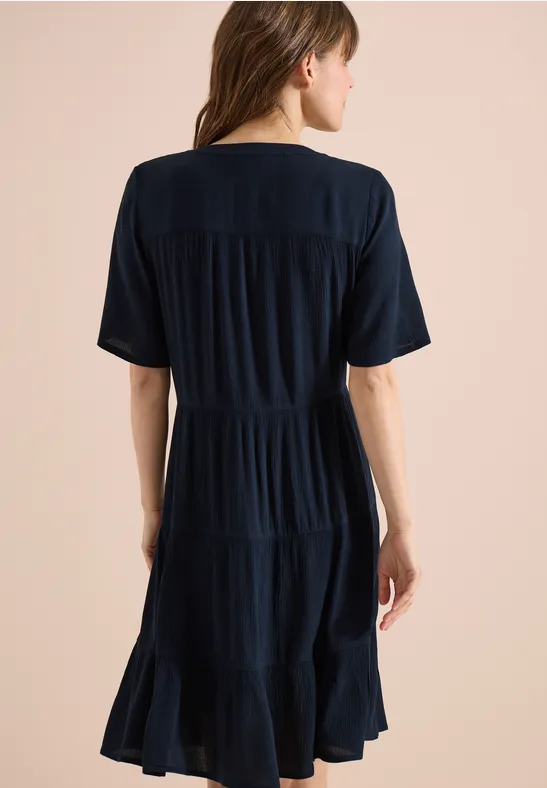 Strukturiertes Midi-Stufenkleid aus Krepp