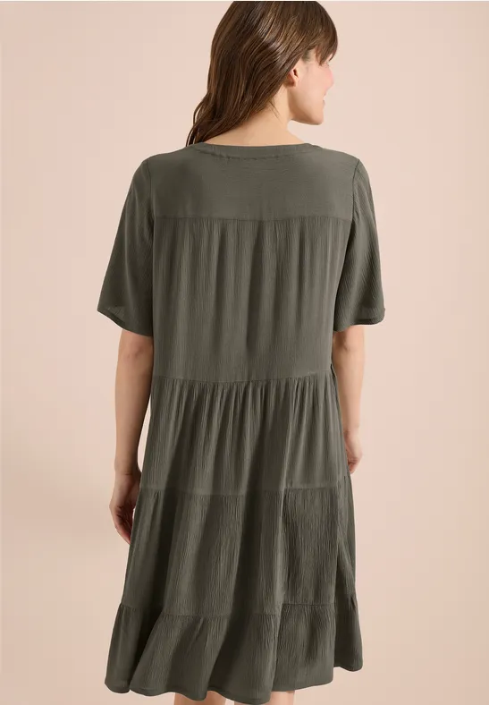 Gestuftes Viskose-Crepe-Kleid