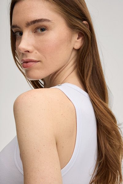Geripptes Tanktop mit Schmucksteinbesatz