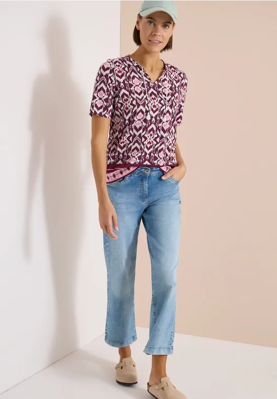 Grafik-Printshirt mit geschlitztem Ausschnitt