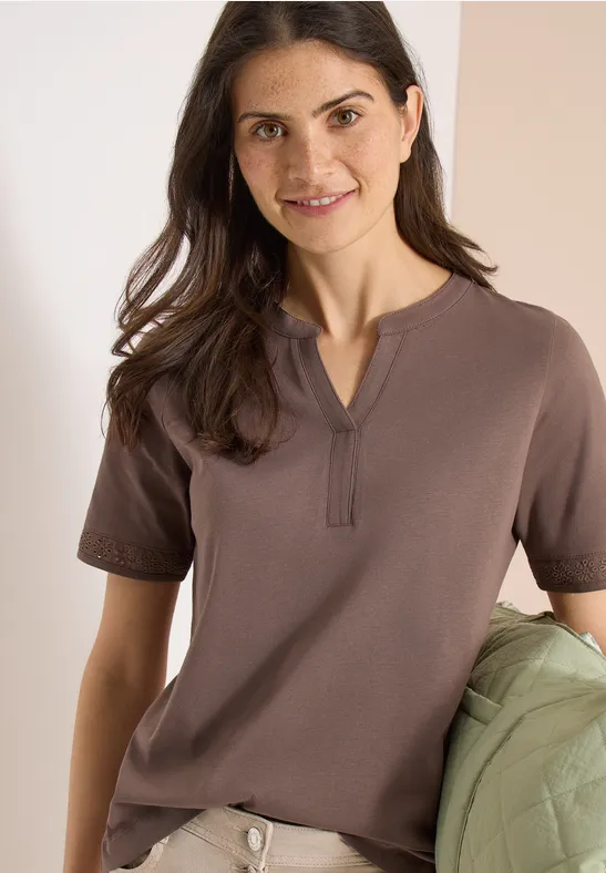 T-Shirt mit Schlitz-Ausschnitt und Häkelborte