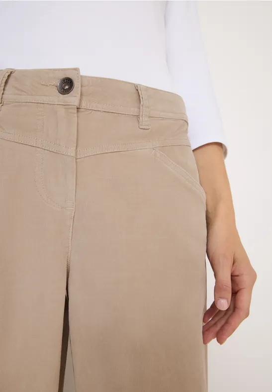 Weite Cordhose mit hohem Bund