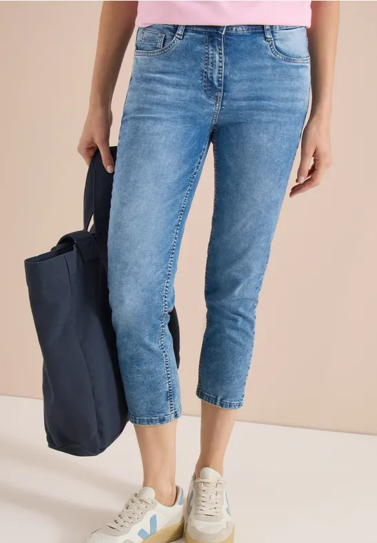 High-Waist 3/4 Slim Leg Jeans