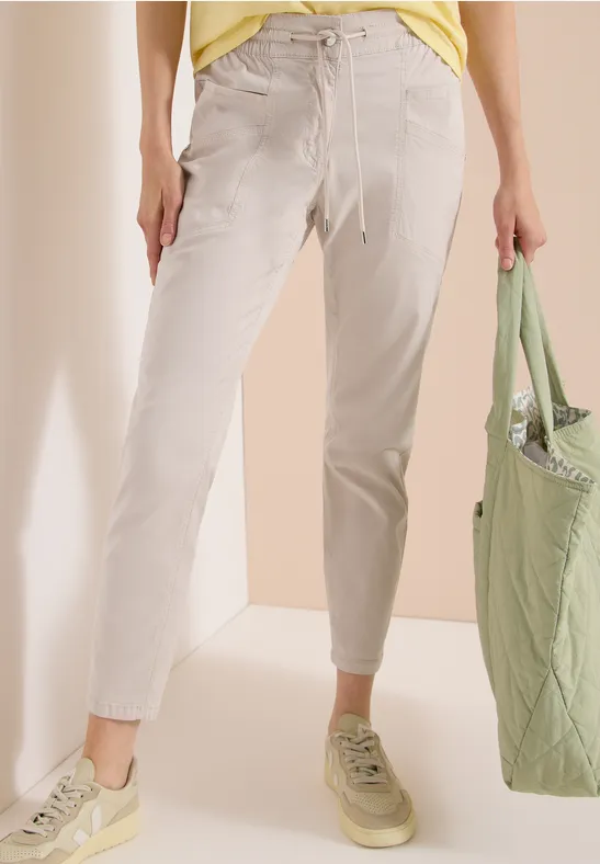 Schmal geschnittene Hose mit Tunnelzug