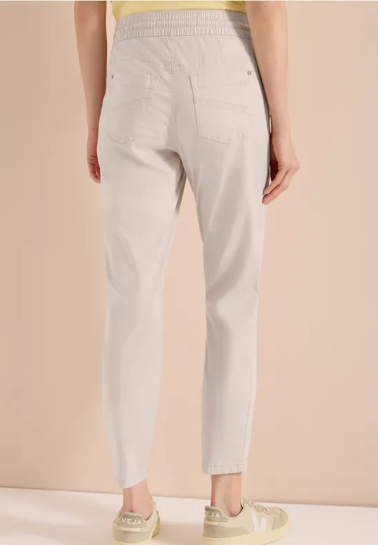 Schmal geschnittene Hose mit Tunnelzug