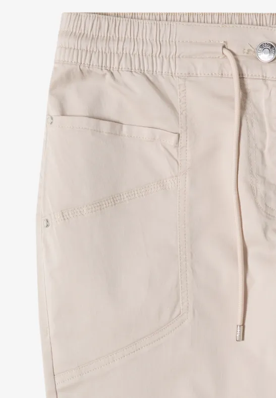 Schmal geschnittene Hose mit Tunnelzug