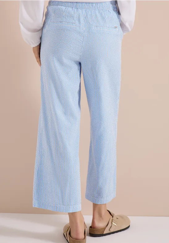 Entspannte gestreifte Seersucker-Hose mit weitem Bein