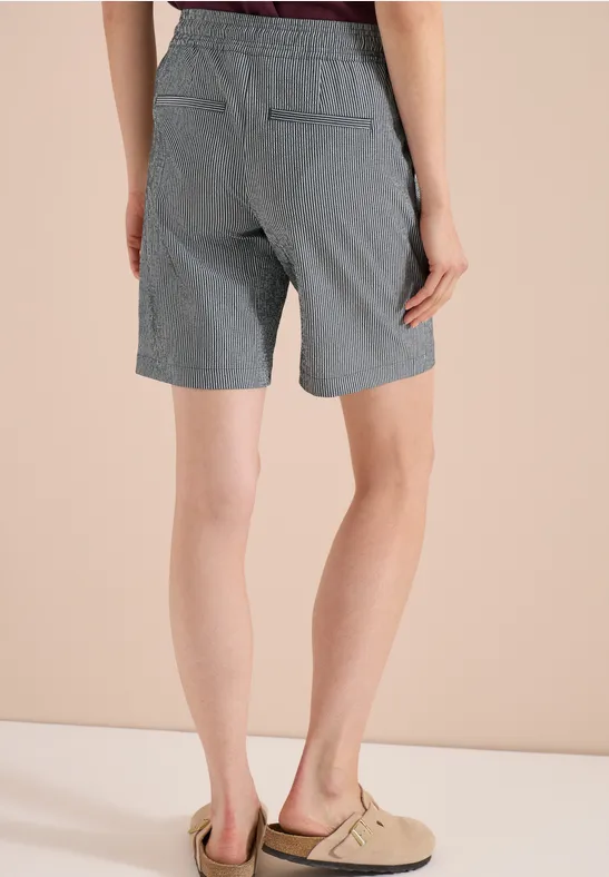 Gerade geschnittene Seersucker-Shorts mit Streifen