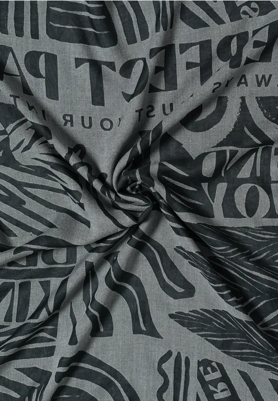 Infinity-Schal mit Typografie-Ausbrenner-Muster