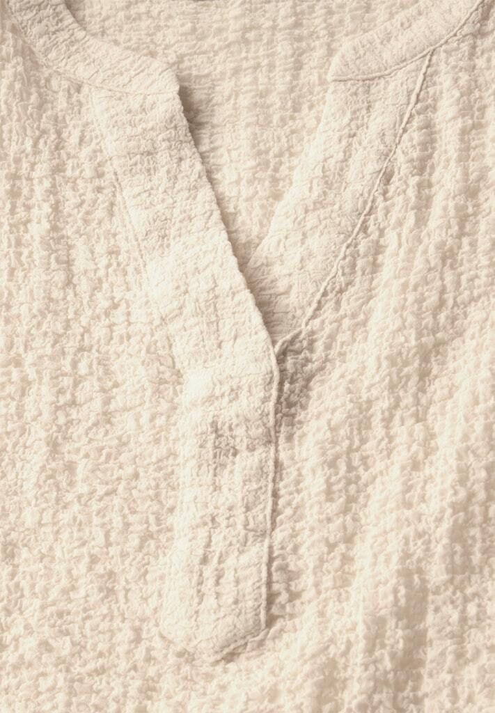 Strukturierte Bluse mit Schlitz-Ausschnitt