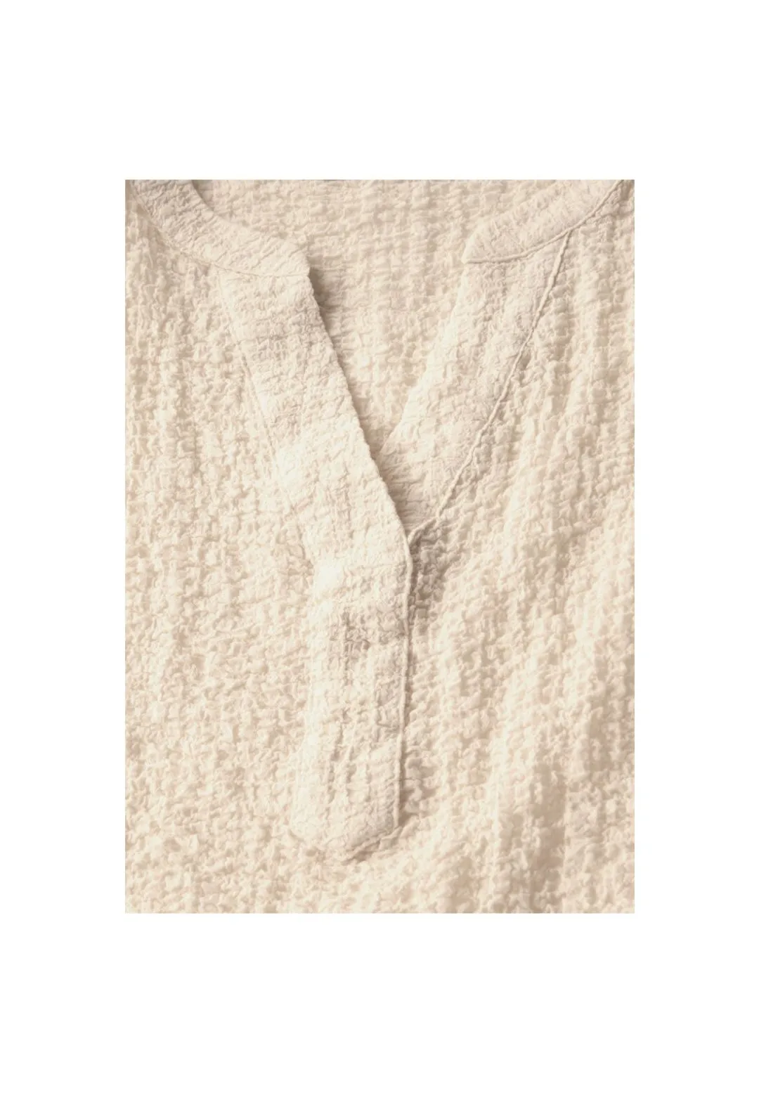Strukturierte Bluse mit Schlitz-Ausschnitt