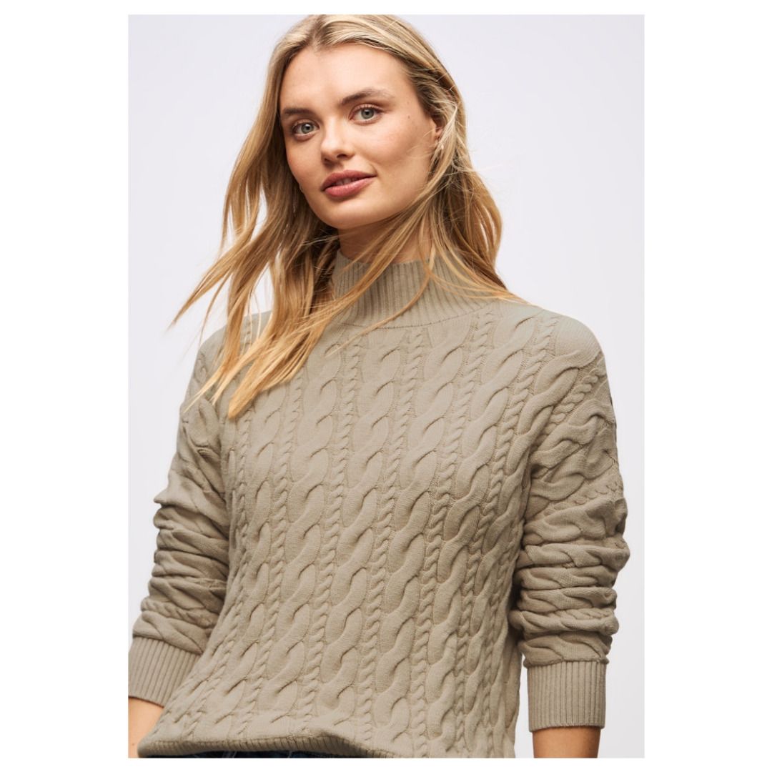 Klassischer Rollkragenpullover mit Zopfmuster