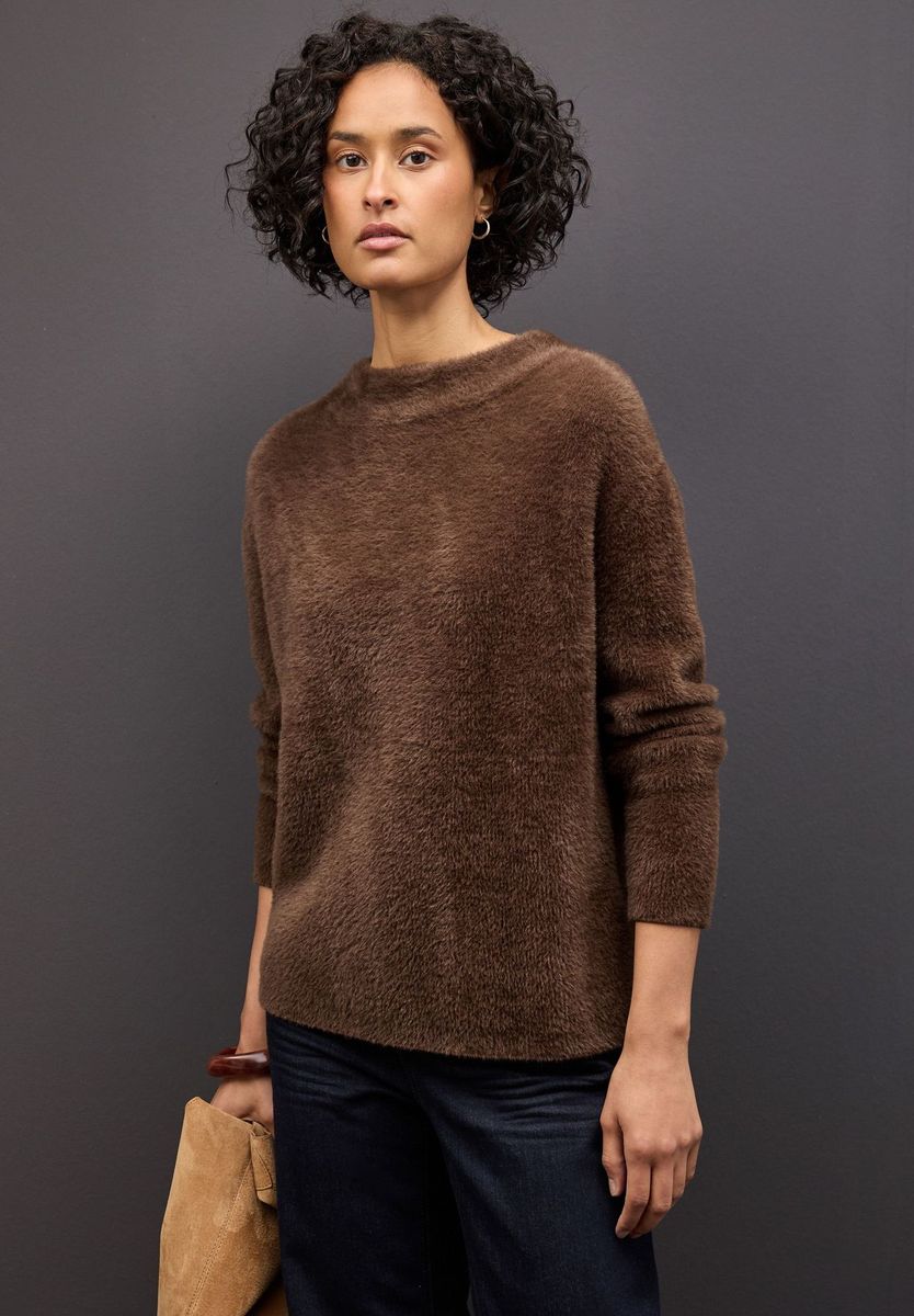 Flauschiger Strickpullover mit Stehkragen
