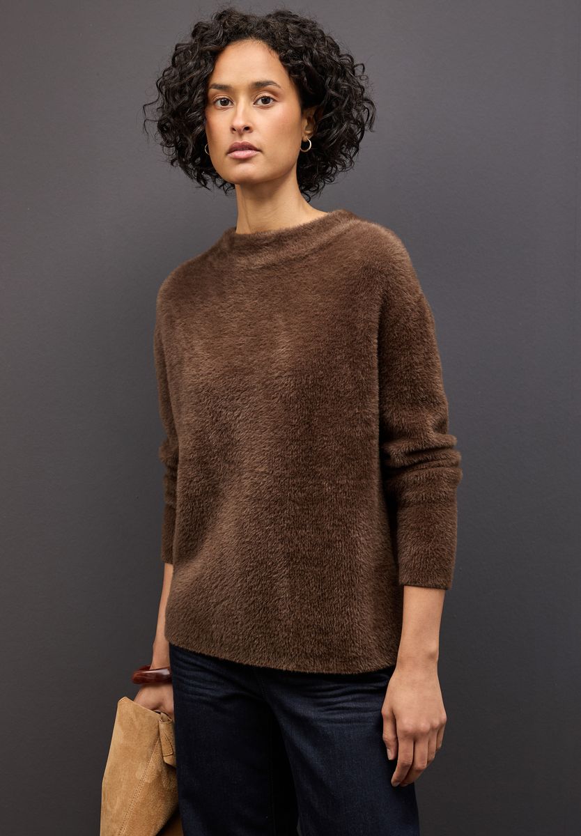 Flauschiger Strickpullover mit Stehkragen