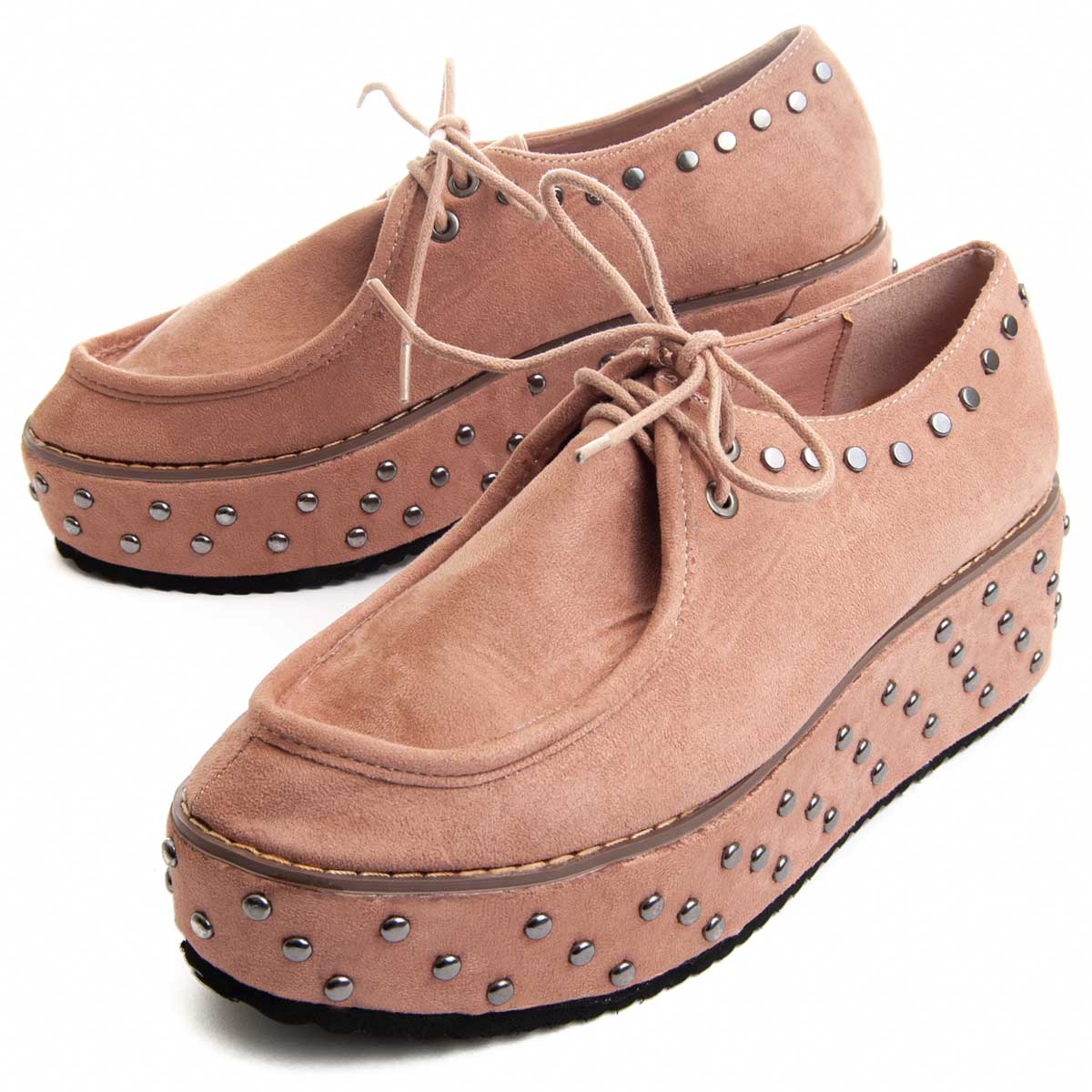 Plateauschuhe mit Nietenbesatz