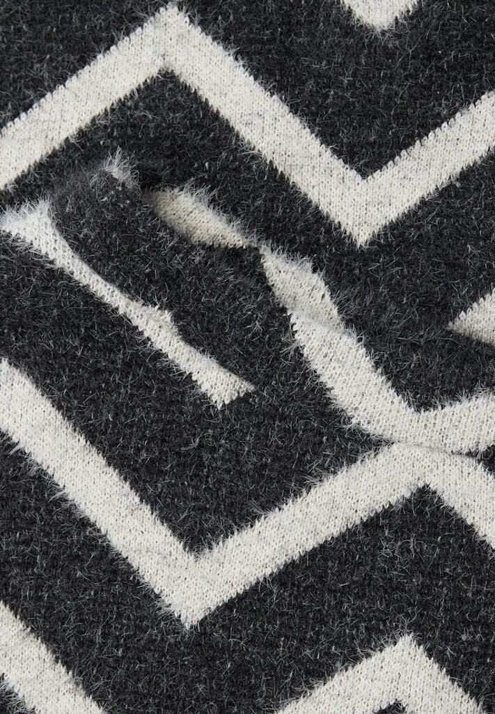Flauschiger Pullover mit Zickzack-Muster