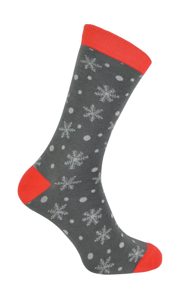 Weihnachtssocken mit Schneeflocken und Punkten