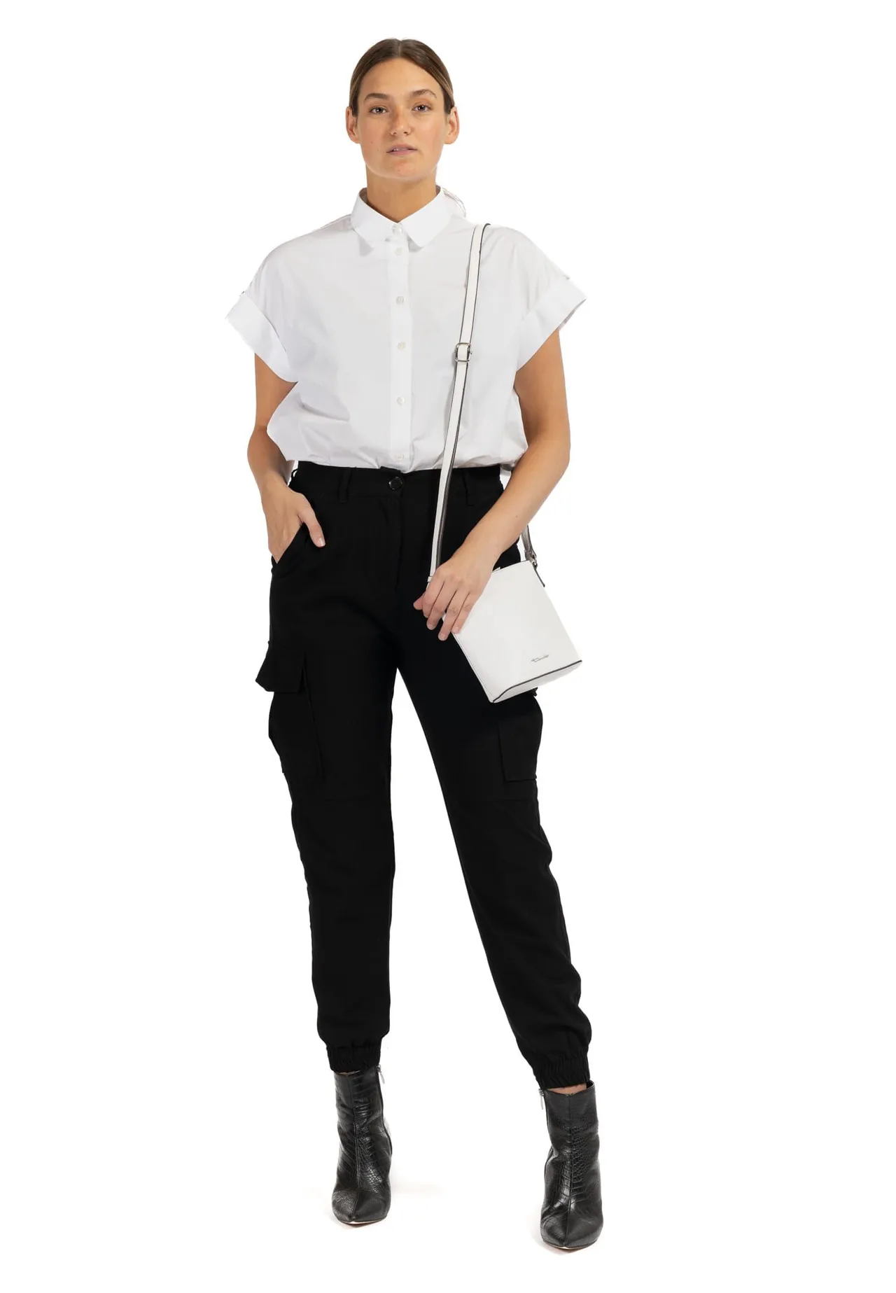Minimalistische Umhängetasche mit Metalllogo