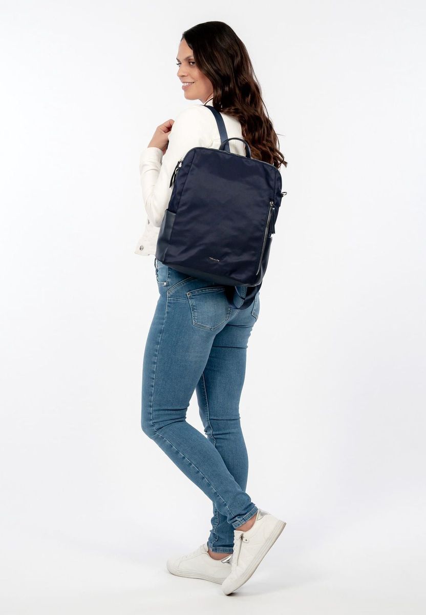 Minimalistischer wandelbarer Rucksack und Umhängetasche