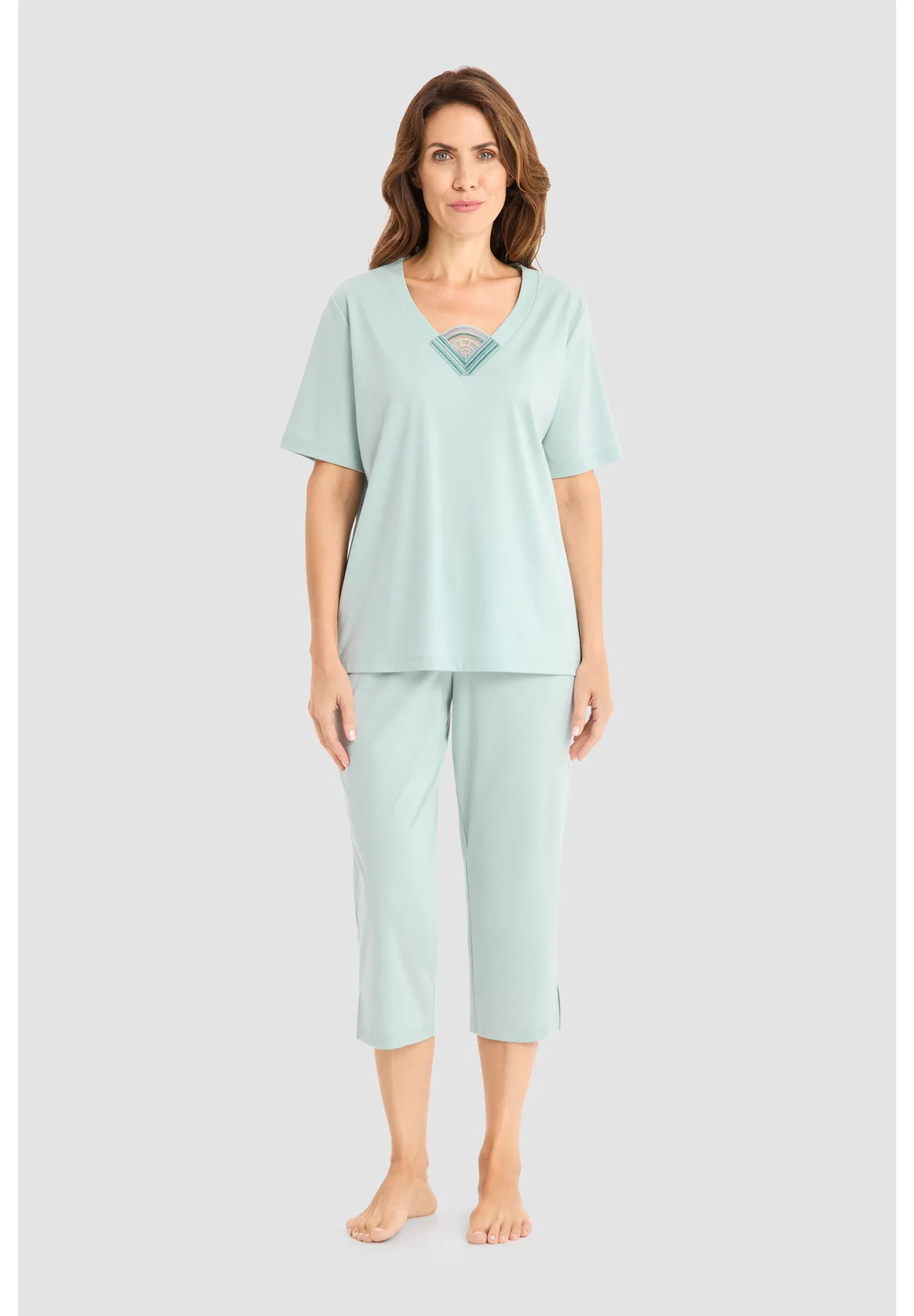 Kurzärmeliges Capri-Pyjama-Set mit V-Ausschnitt