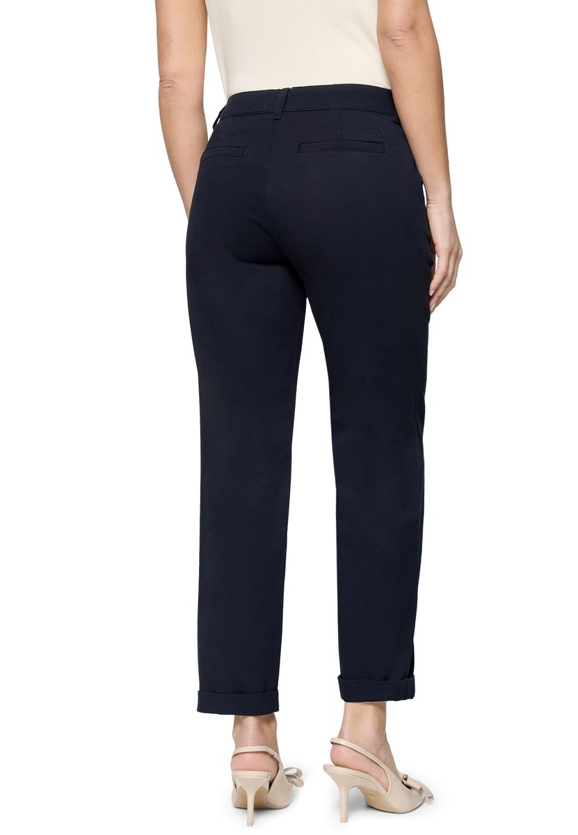 Schmal geschnittene Chino-Hose mit Umschlag
