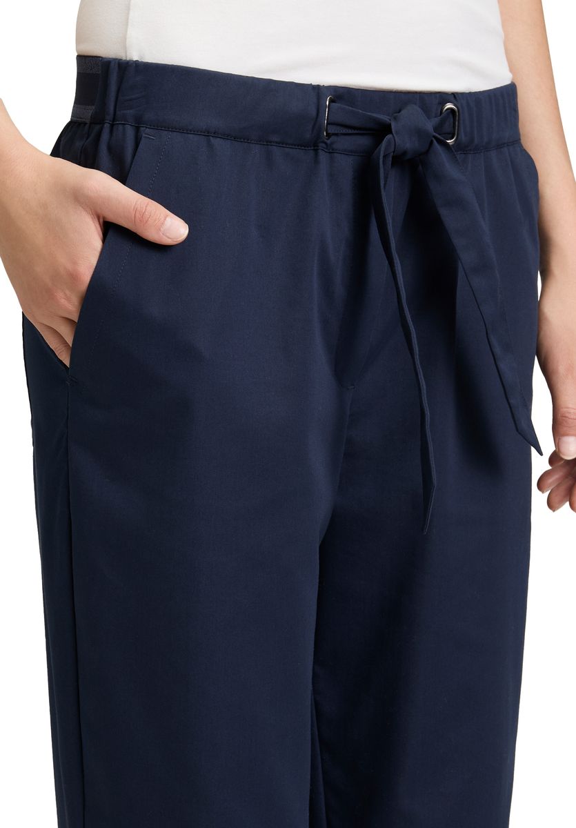 Knöchellange Hose mit geradem Bein und Bindegürtel