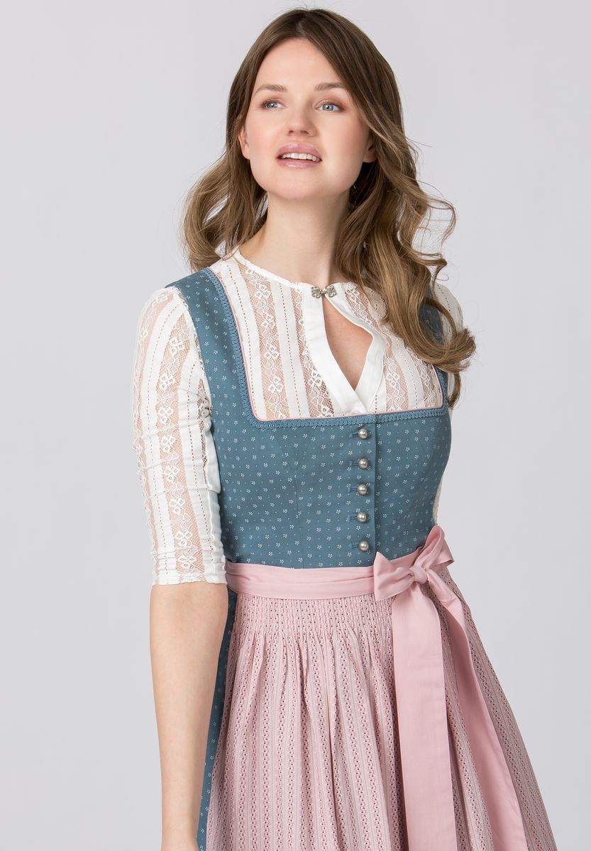 Traditionelles Dirndl mit gestreifter Schürze